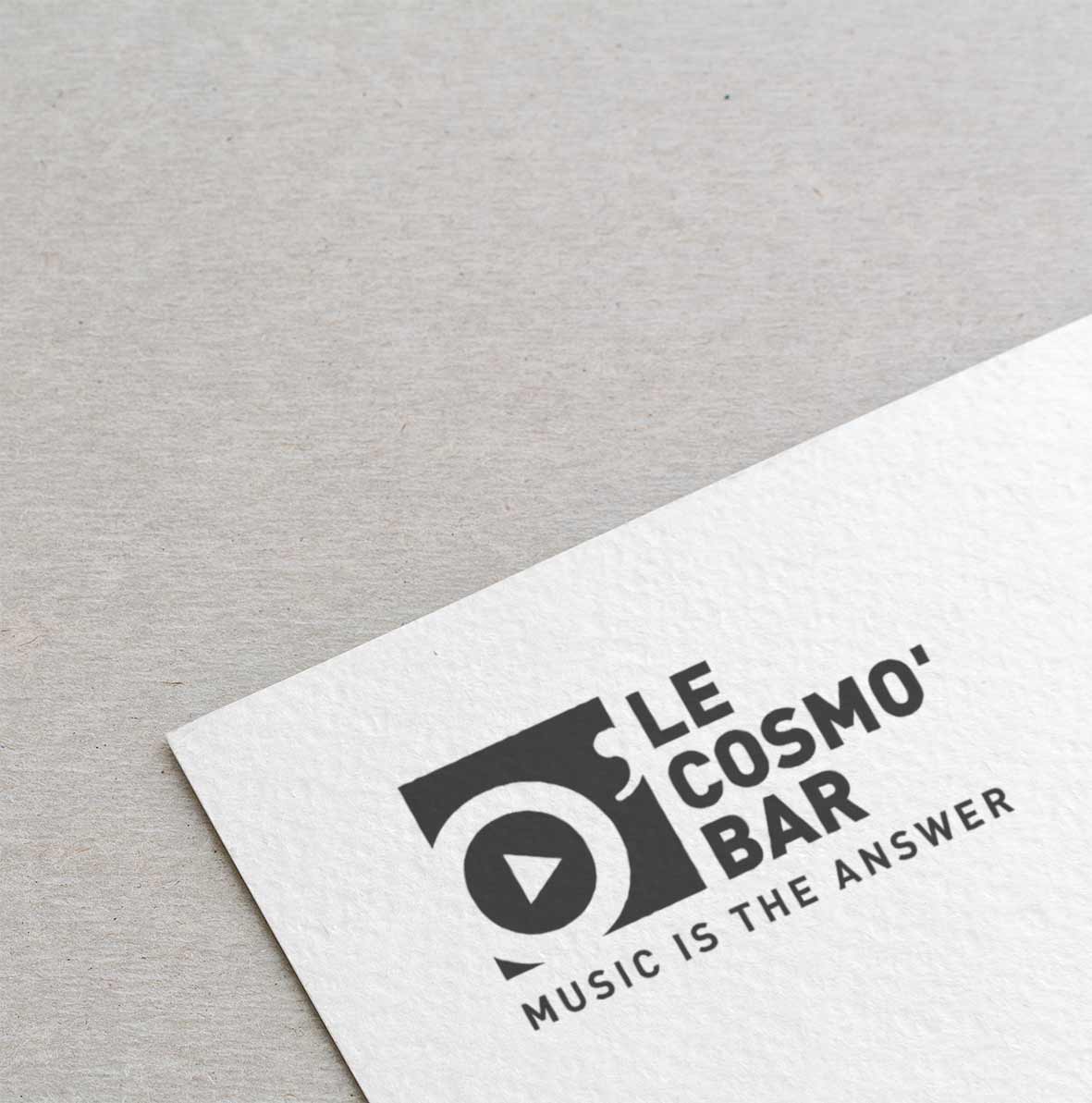 Nous sommes fiers de vous présenter la nouvelle identité visuelle du Cosmo Bar, lieu emblématique de Valence où la musique est bien plus qu'une ambiance : c'est un langage commun. Conçu par Marion Sarano, graphiste et illustratrice basée à Valence, ce logo est pensé pour incarner l’énergie, la créativité et l’âme festive du Cosmo. La signature 