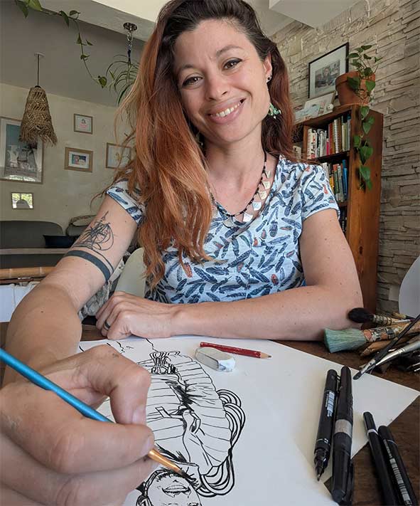 Marion Sarano, graphiste et illustratrice à Valence, dessinant une illustration à la main
