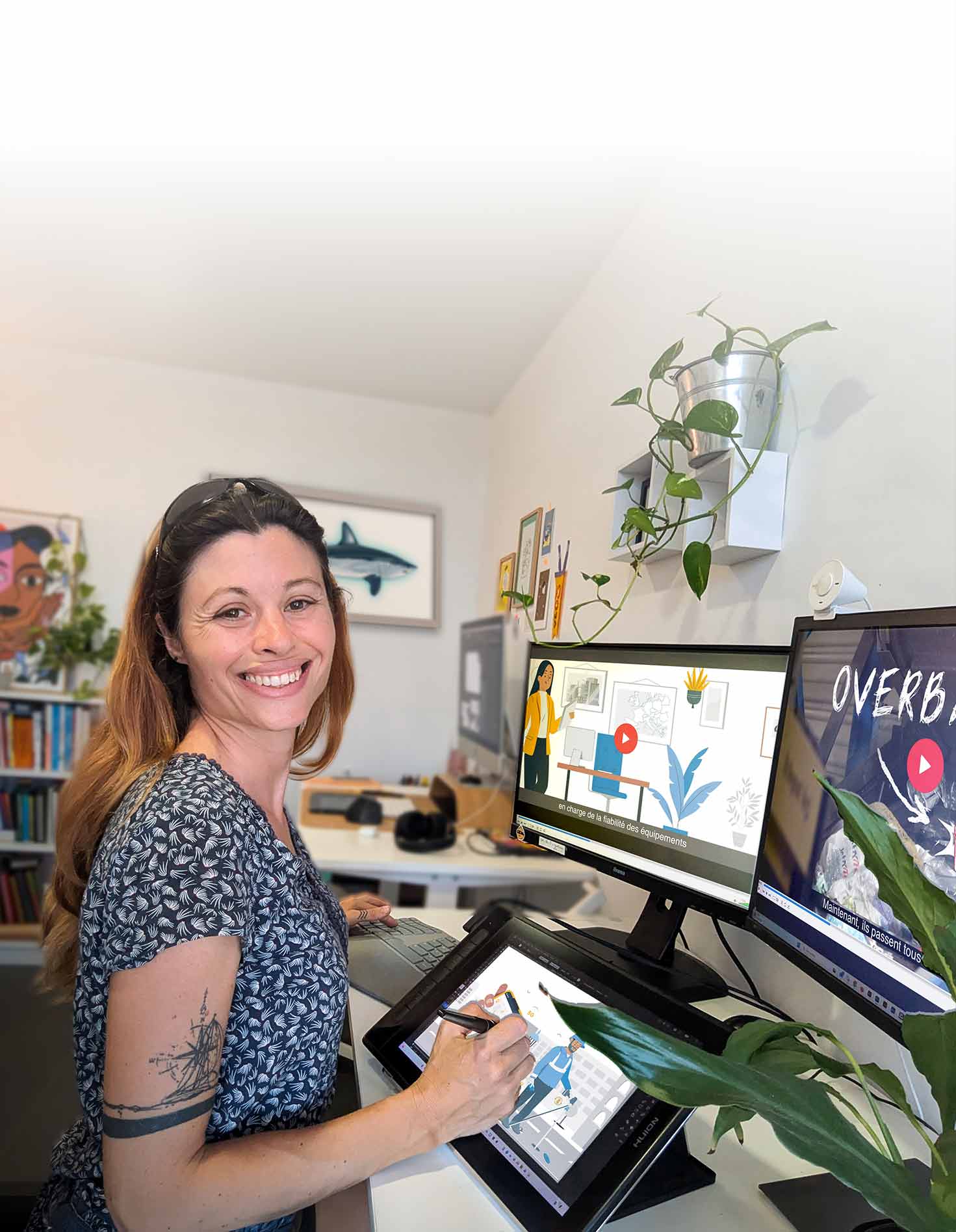Marion Sarano, illustratrice et motion designer, dessinant sur une tablette graphique dans son bureau à la Cartoucherie.