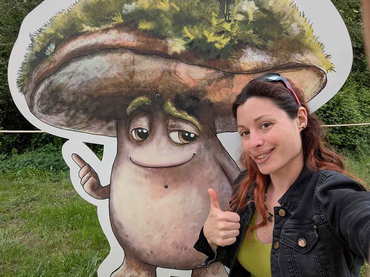 mascotte_panneaux_La_Foret_des_Champoscreation_illustratrice_marion_sarano_graphiste_drome_BD
