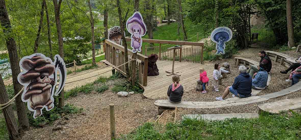 mascottes_panneaux_La_Foret_des_Champoscreation_illustratrice_marion_sarano_graphiste_drome_BD
